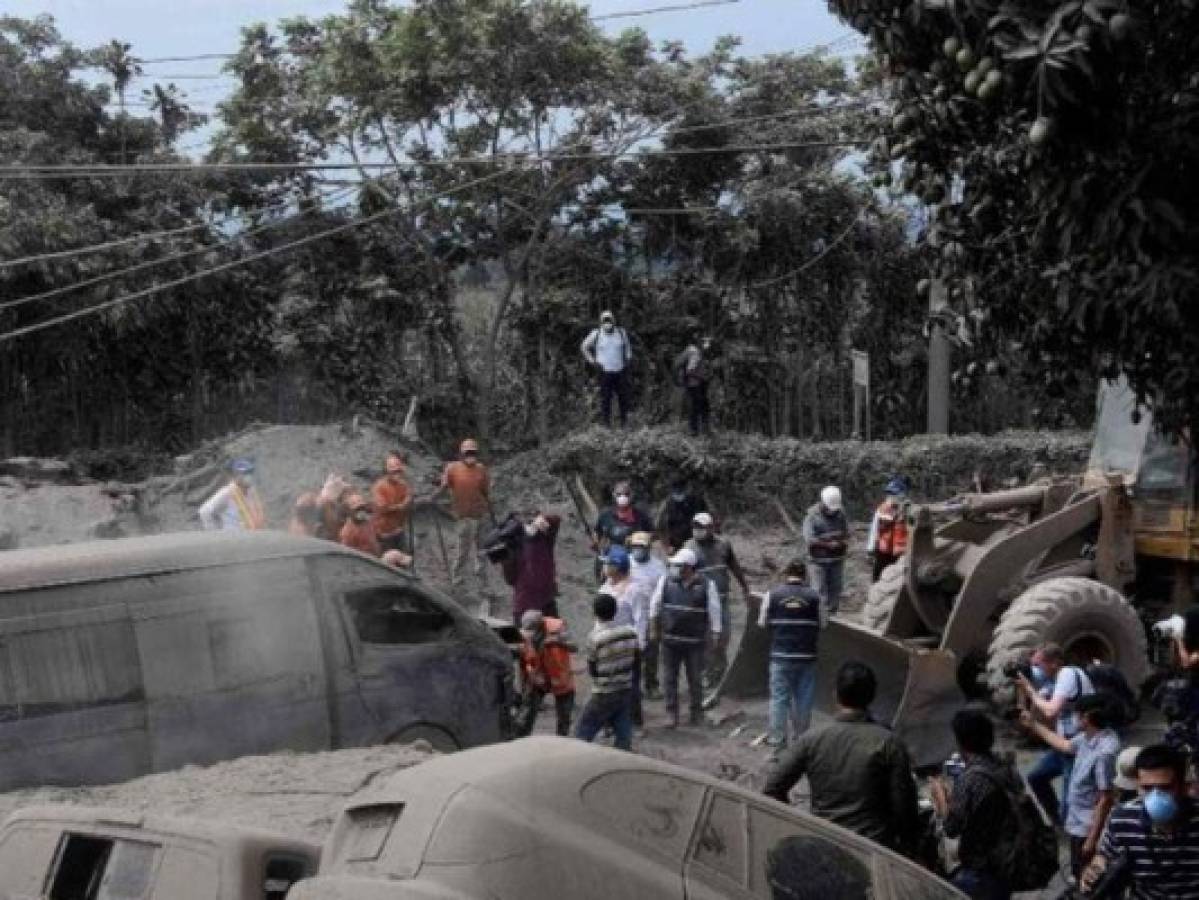 Guatemala reinicia búsqueda de víctimas soterradas por volcán en 2018