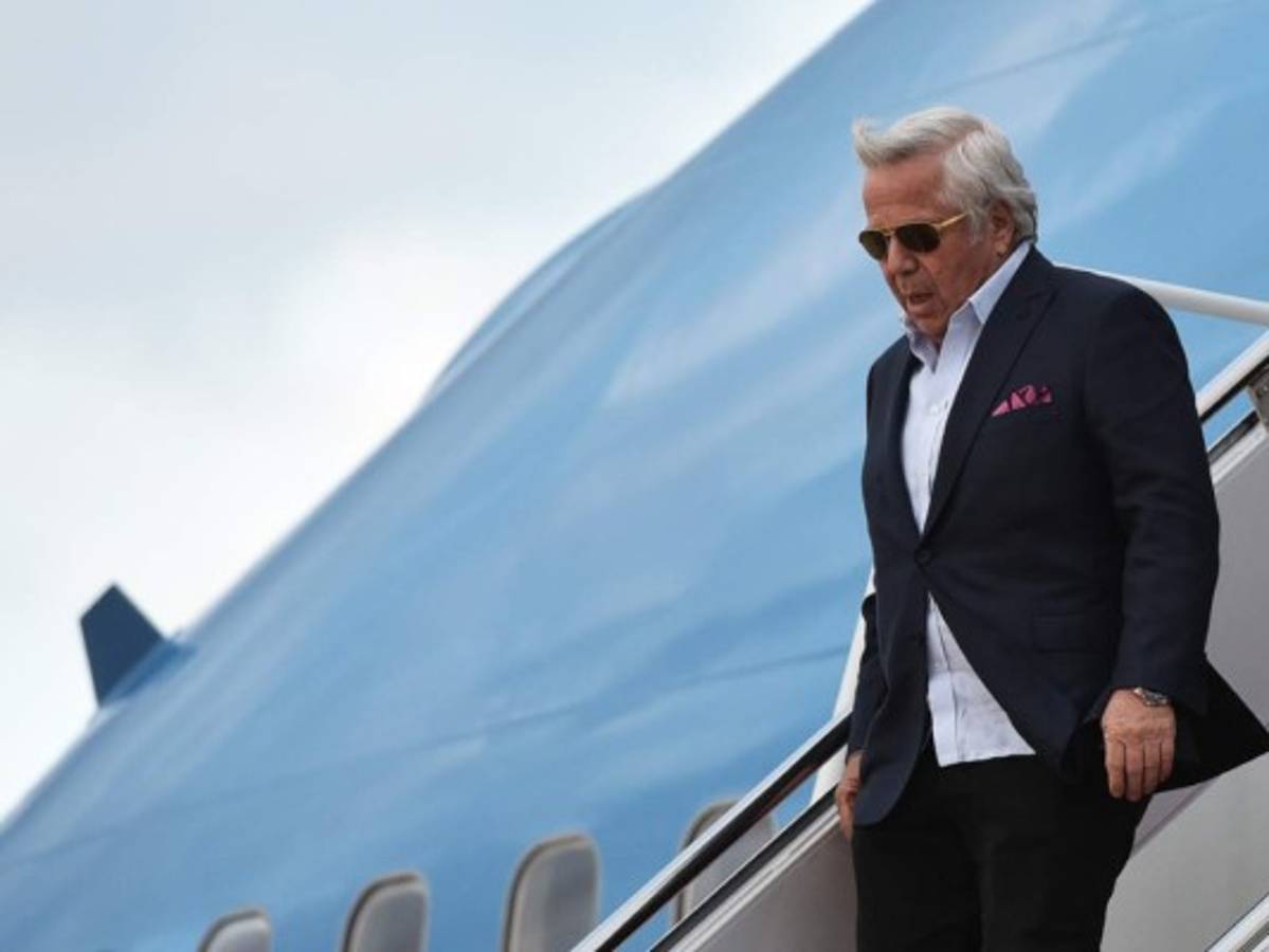 Dueño del equipo ganador del Super Bowl acusado de solicitar una prostituta