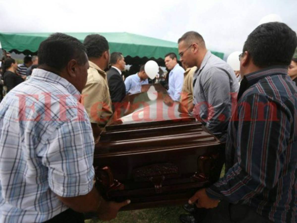 Familiares dan doloroso último adiós a abogada Mirian Del Cid