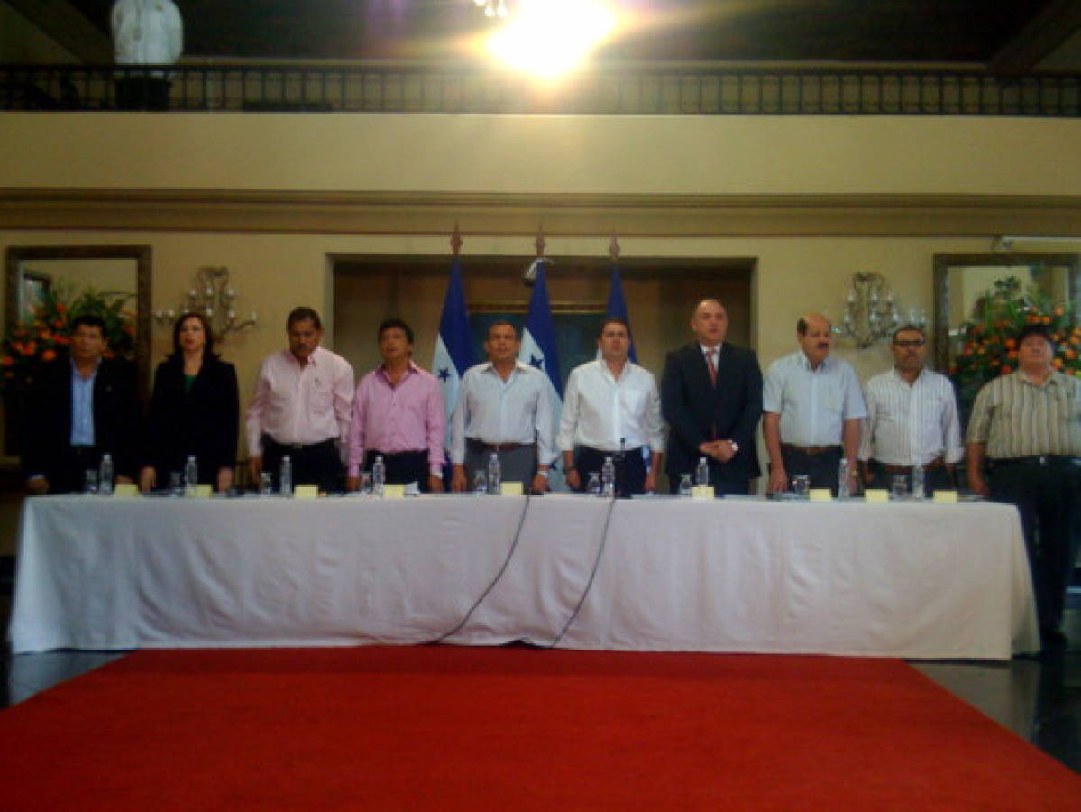 Gobierno, empresarios y obreros de Honduras firman el Gran Acuerdo Nacional