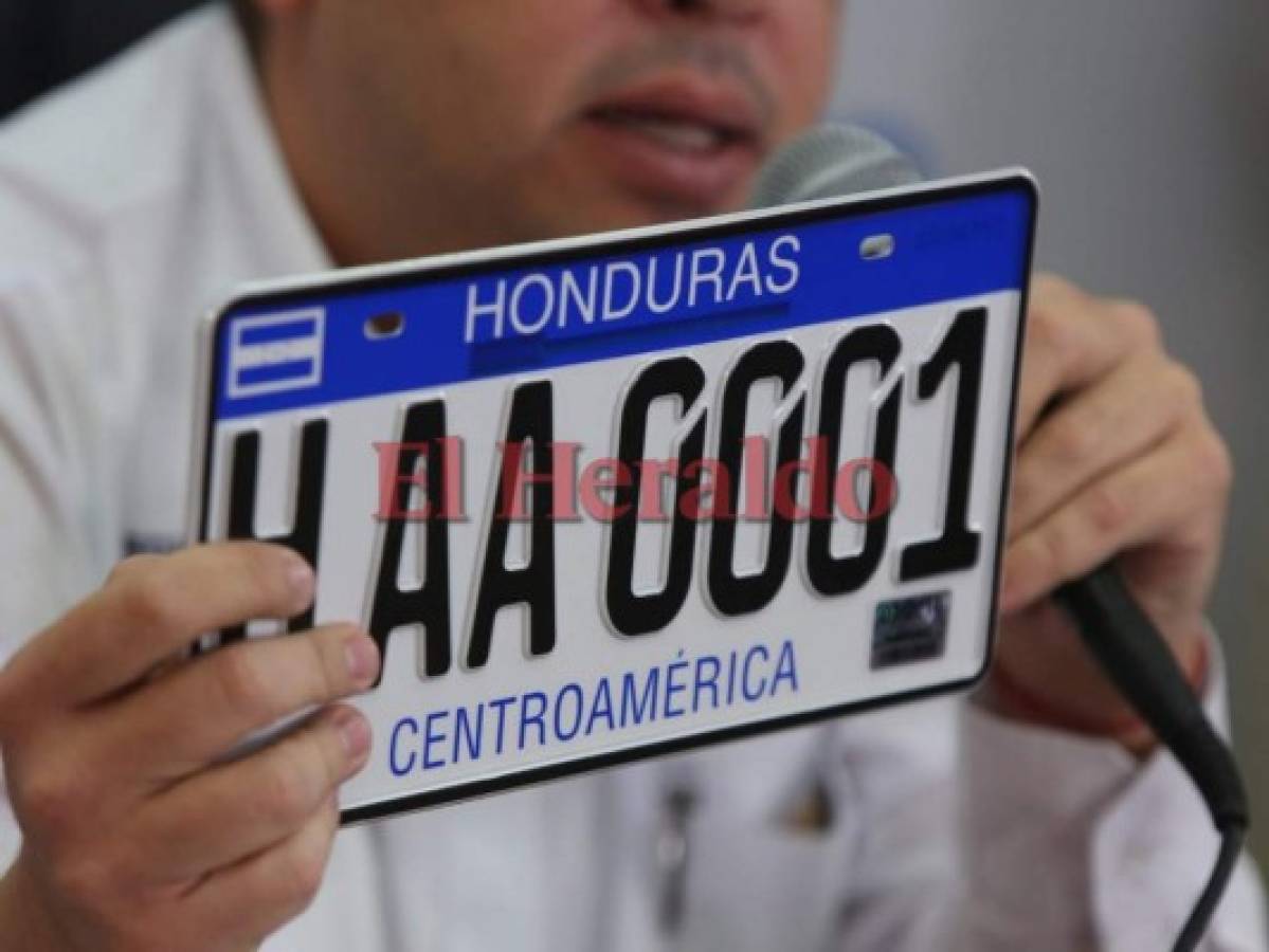 Genera controversia el cobro por cambio de placas vehiculares