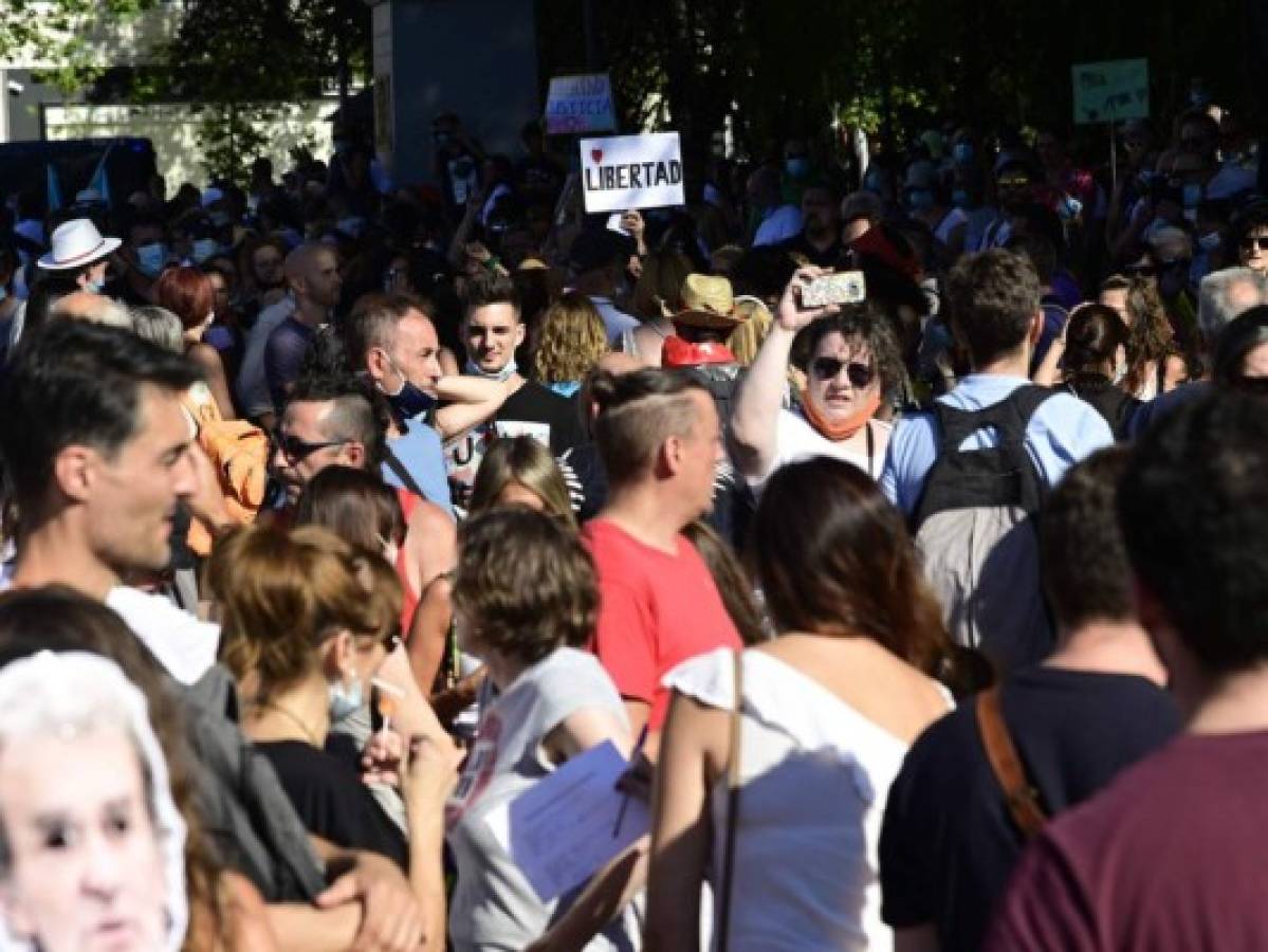 Centenares de personas protestan en Madrid contra las restricciones por el coronavirus