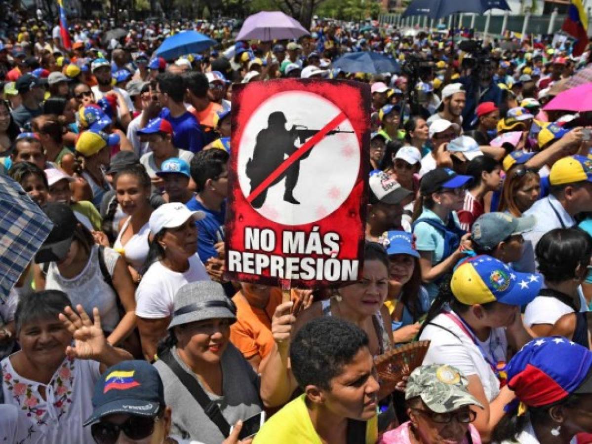 Al términar la concentración este sábado pequeños grupos de opositores y chavistas se gritaron consignas en medio de la calle, sin llegar a agredirse físicamente. FOTO: AFP