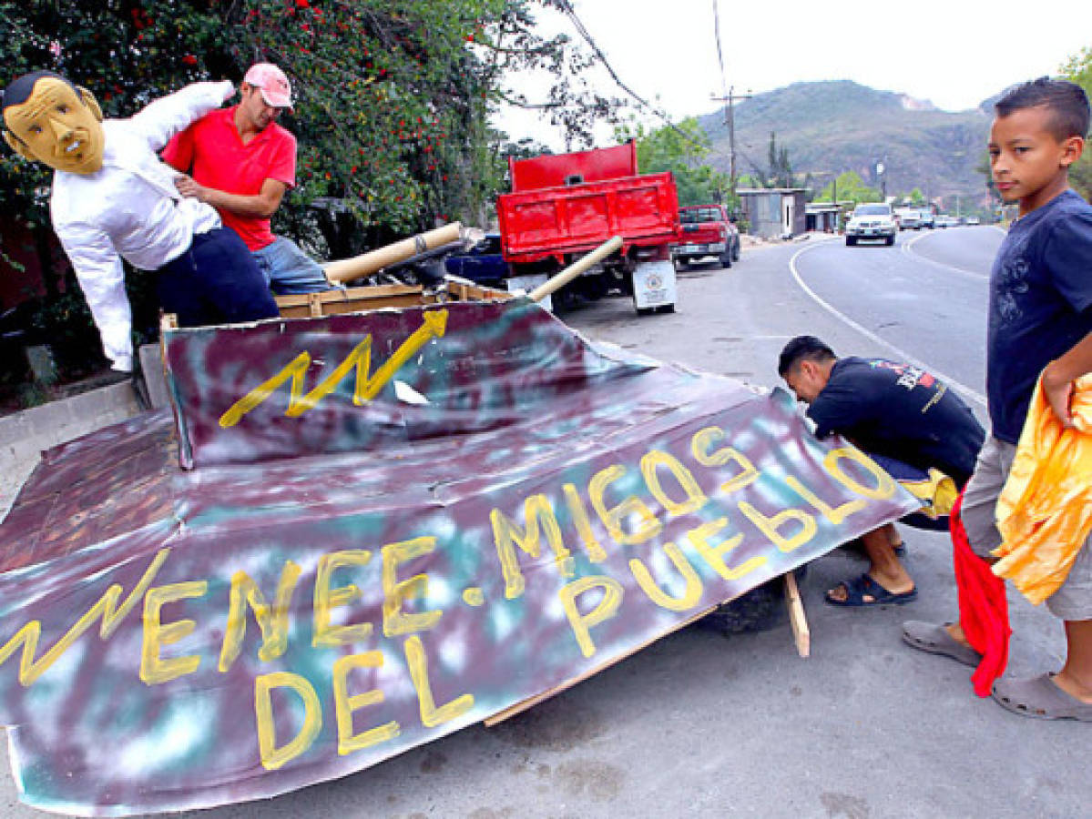 Hondureños queman monigotes de sicarios y policía por tradición año viejo