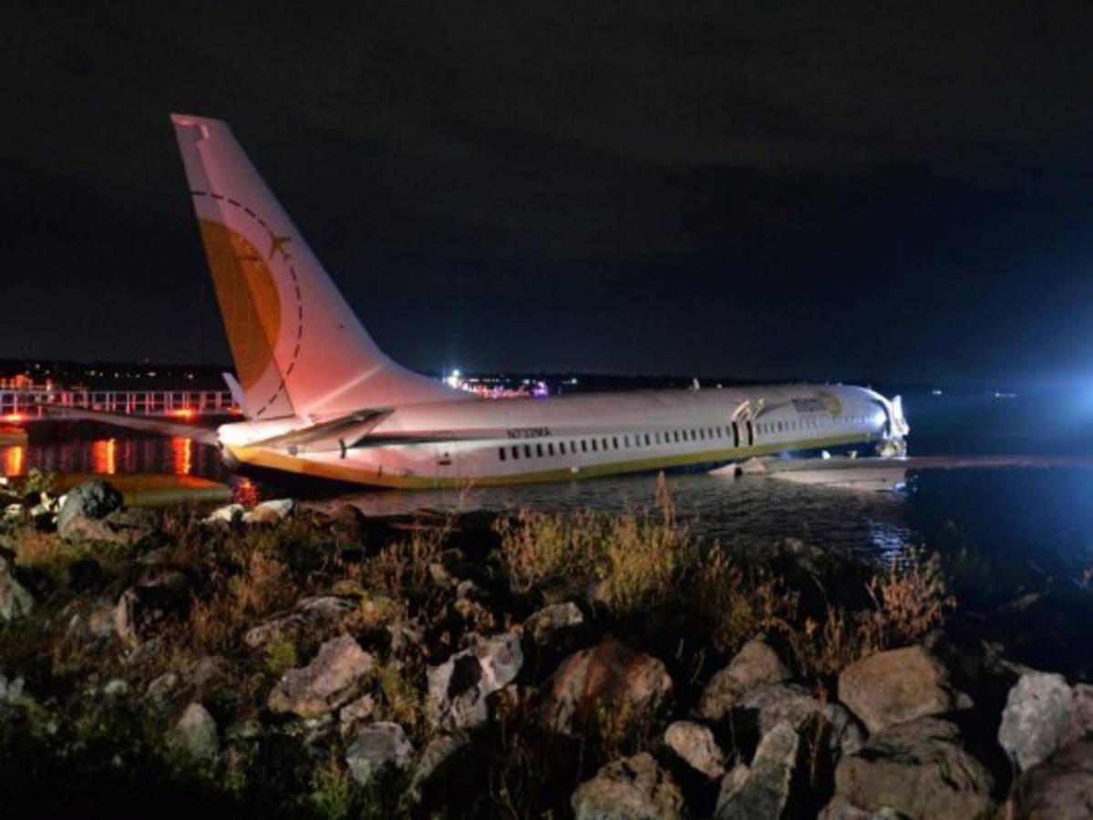 Estados Unidos: Avión de Guantánamo cae en río en Florida, no hay fallecidos