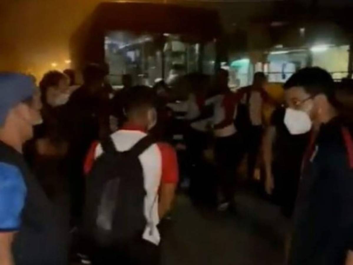 ¡Varados de madrugada! Jugadores del Olimpia publican video de dura travesía en Surinam    