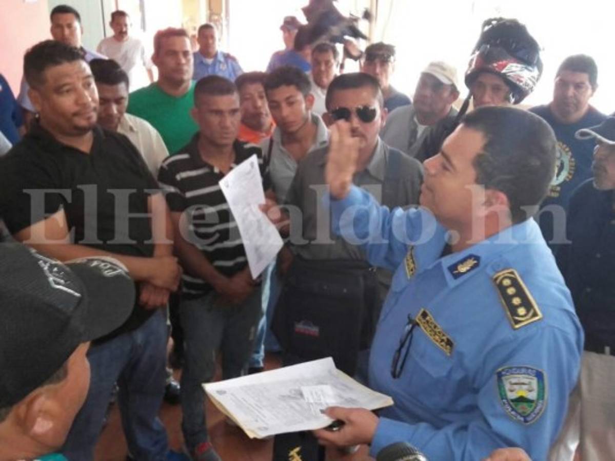 Honduras: Policías depurados exigen pago de derechos