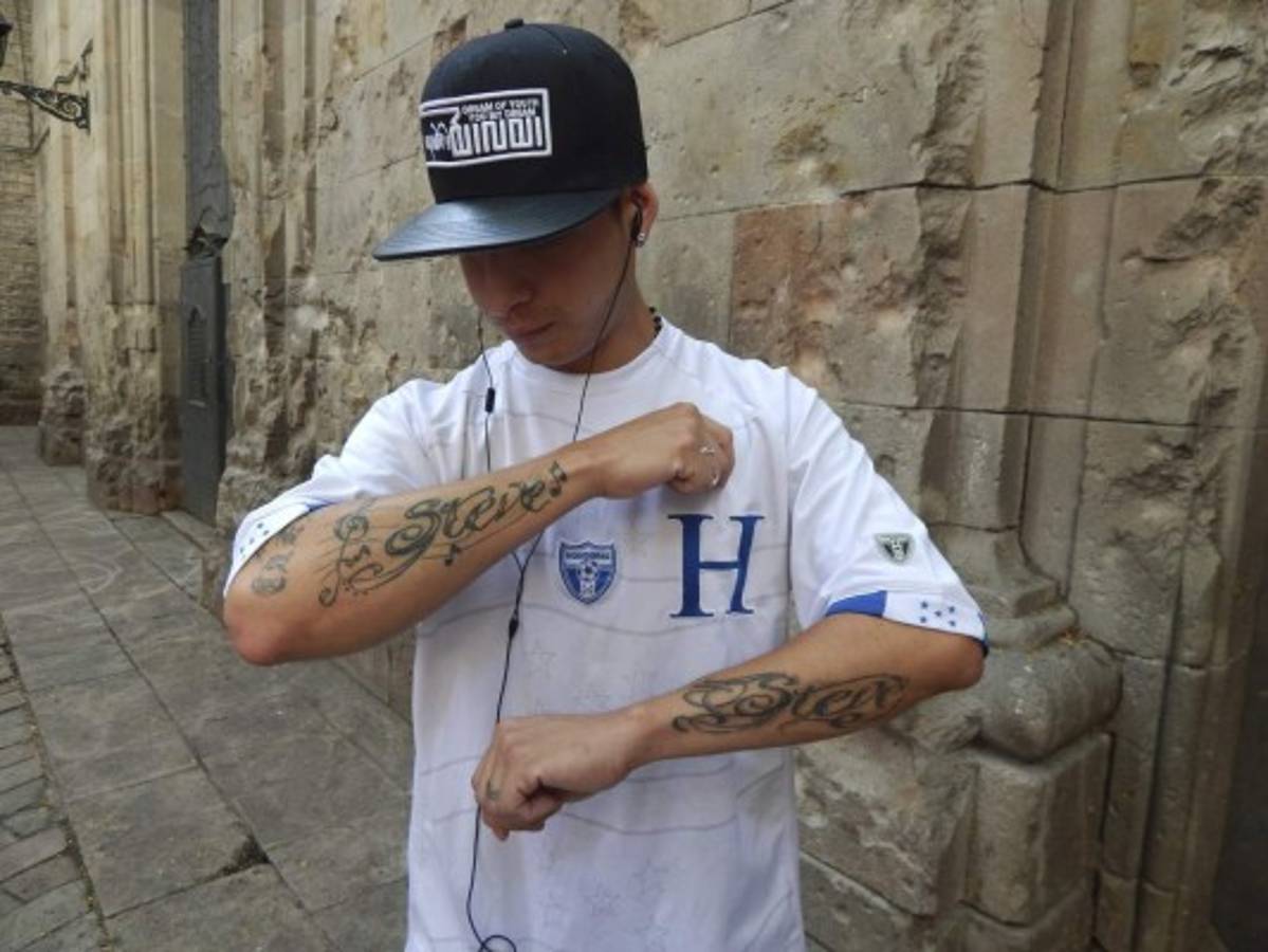 Con su música en los auriculares, disfruta caminar por las viejas calles del Gótico, en Barcelona.