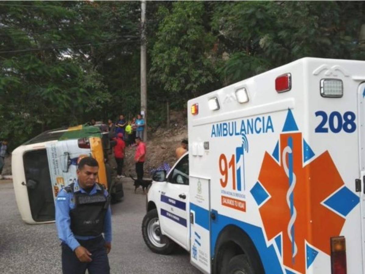 Rapidito se vuelca en la colonia Arturo Quezada después de que una llanta estallara