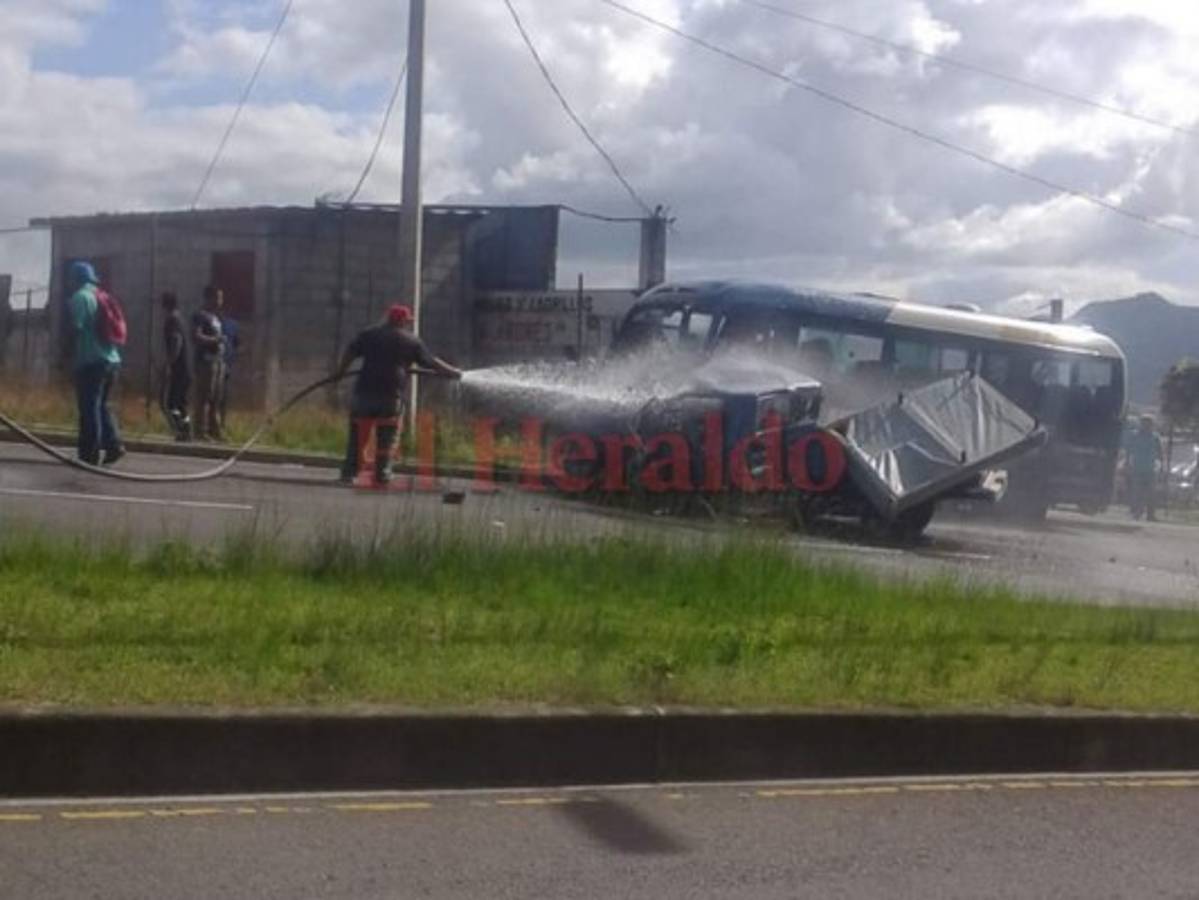 Choque entre pick up y bus rapidito deja varias personas heridas en la capital