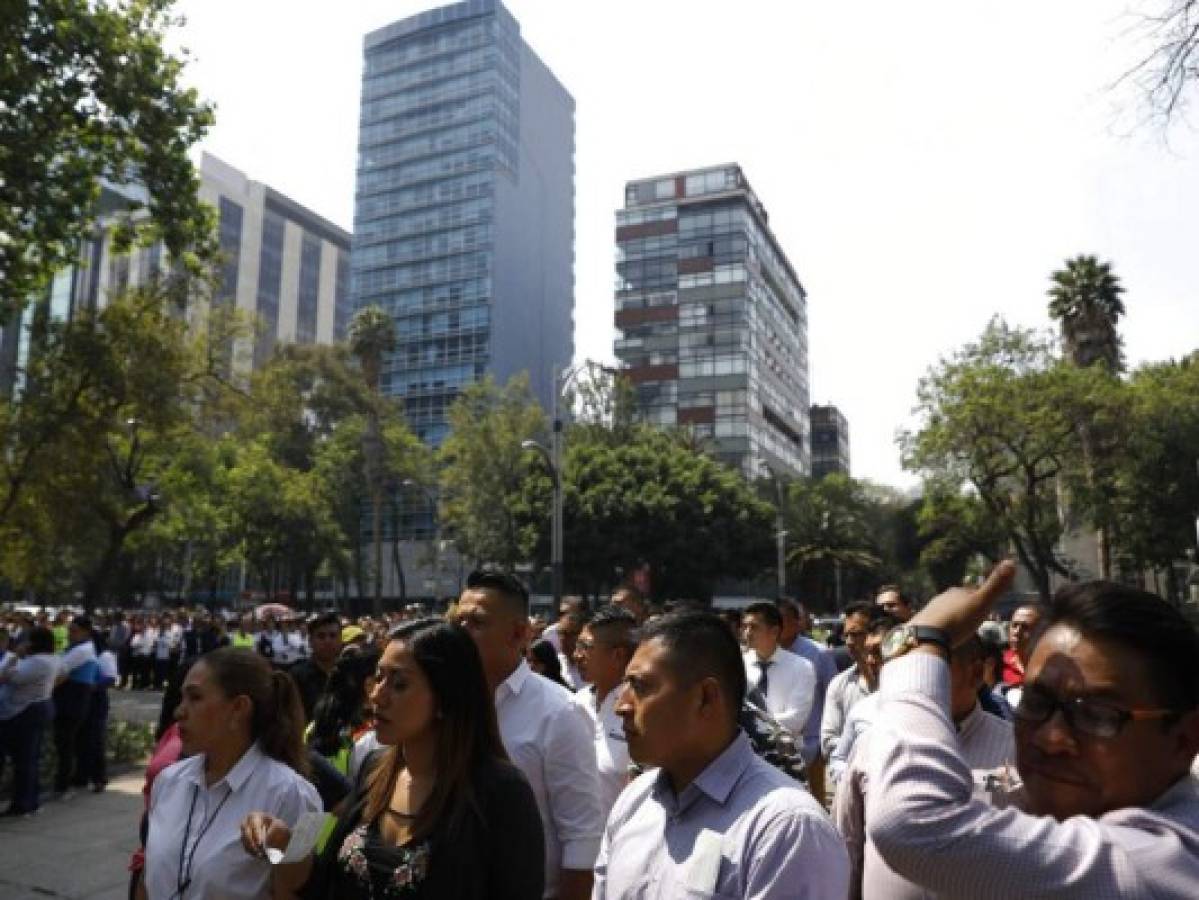 Sismo remece edificios altos de la Ciudad de México 