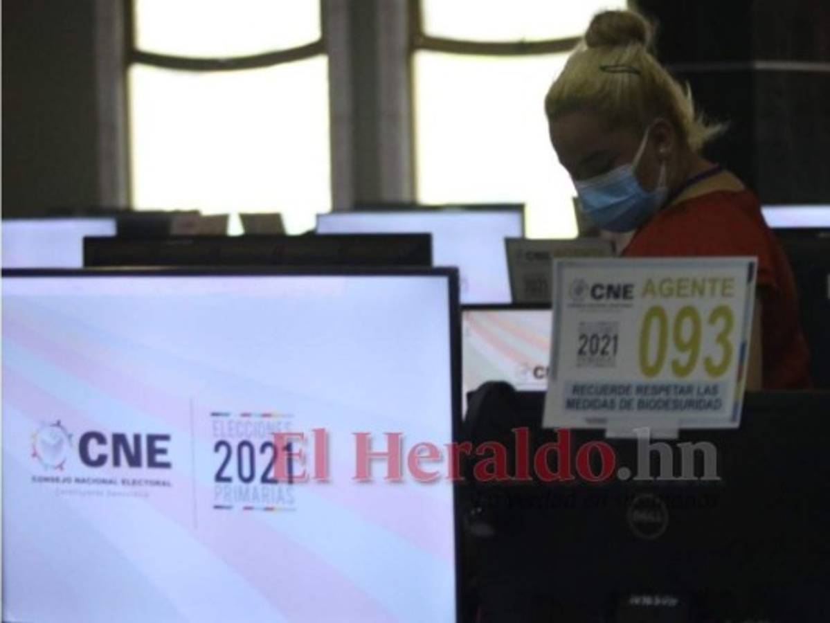 FOTOS: Hermetismo y retrasos en el centro de cómputo del CNE