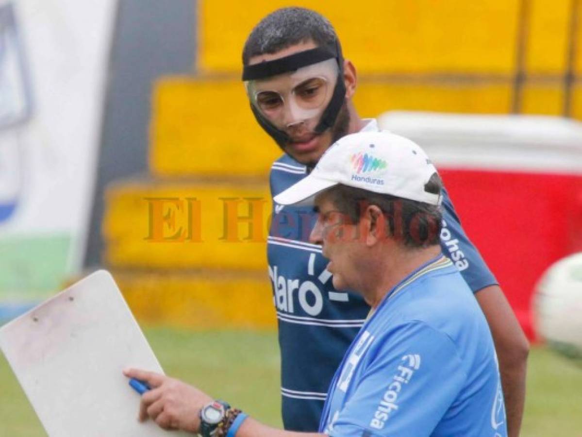 Eddie Hernández se entrena enmascarado con la Selección de Honduras