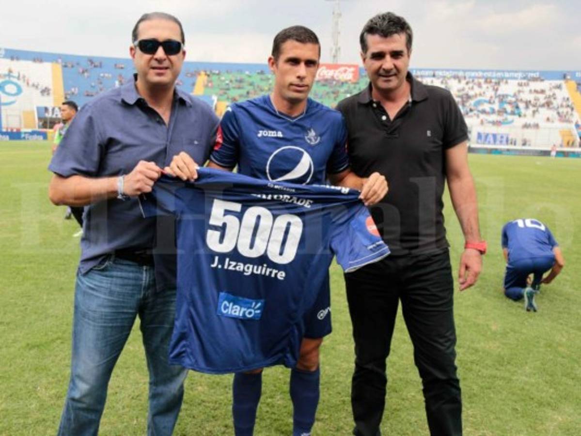 Homenajean a Júnior Izaguirre por sus 500 juegos en LNP y el DT no lo pone a jugar