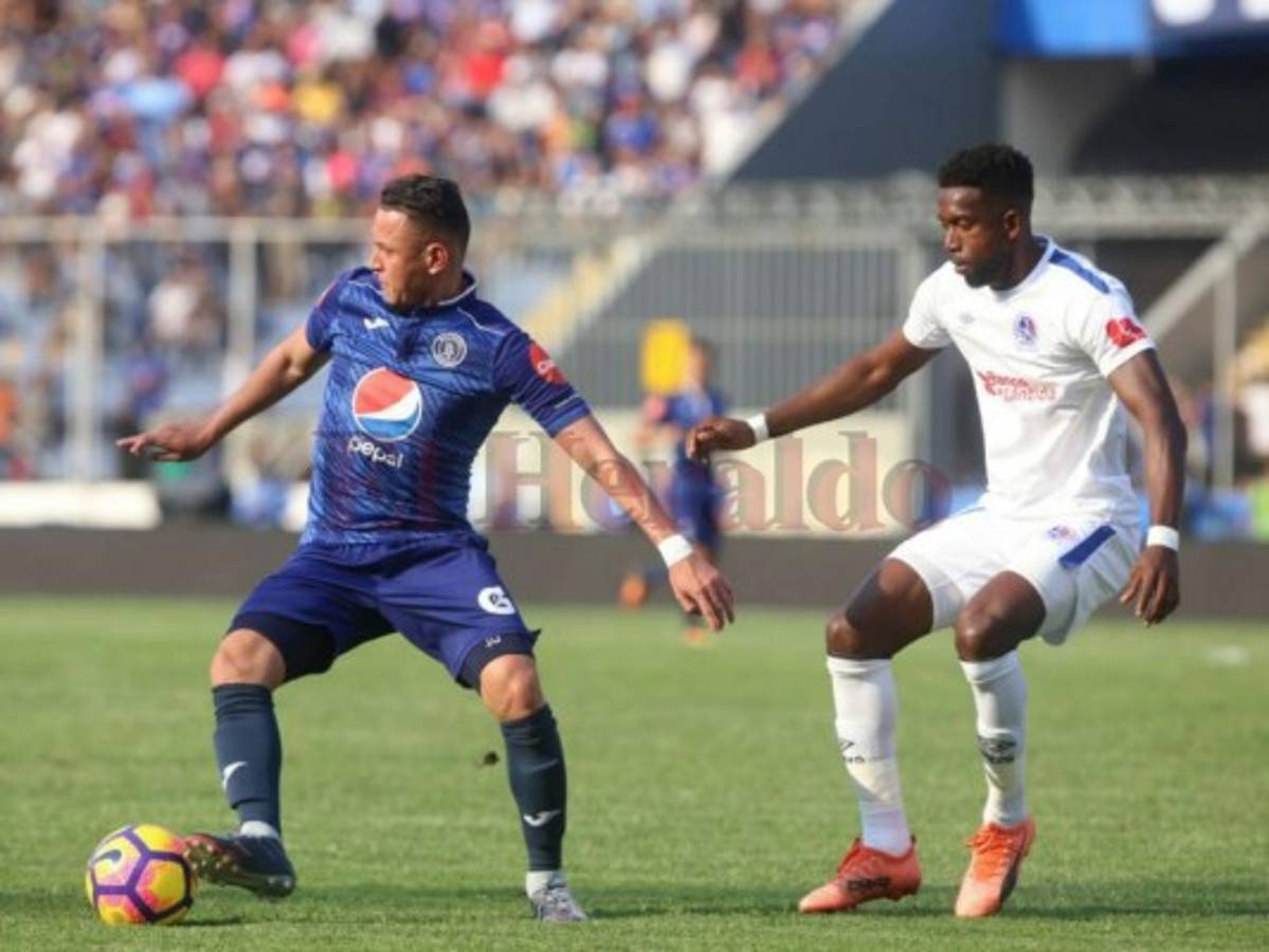 Acción del partido entre Motagua y Olimpia. Foto: David Romero / El Heraldo.