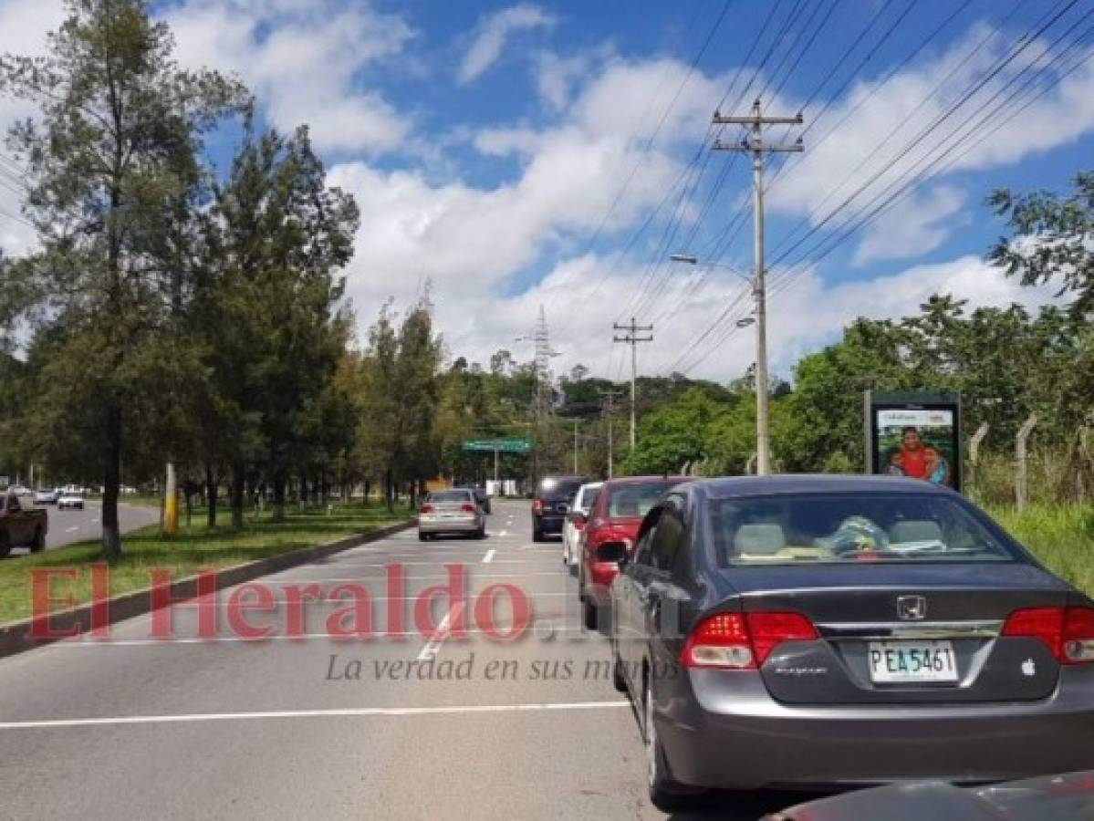 En las calles y bulevares de la capital se vieron enormes filas de vehículos, en su mayoría, en las cercanías de los centros de vacunación. Foto: EL HERALDO