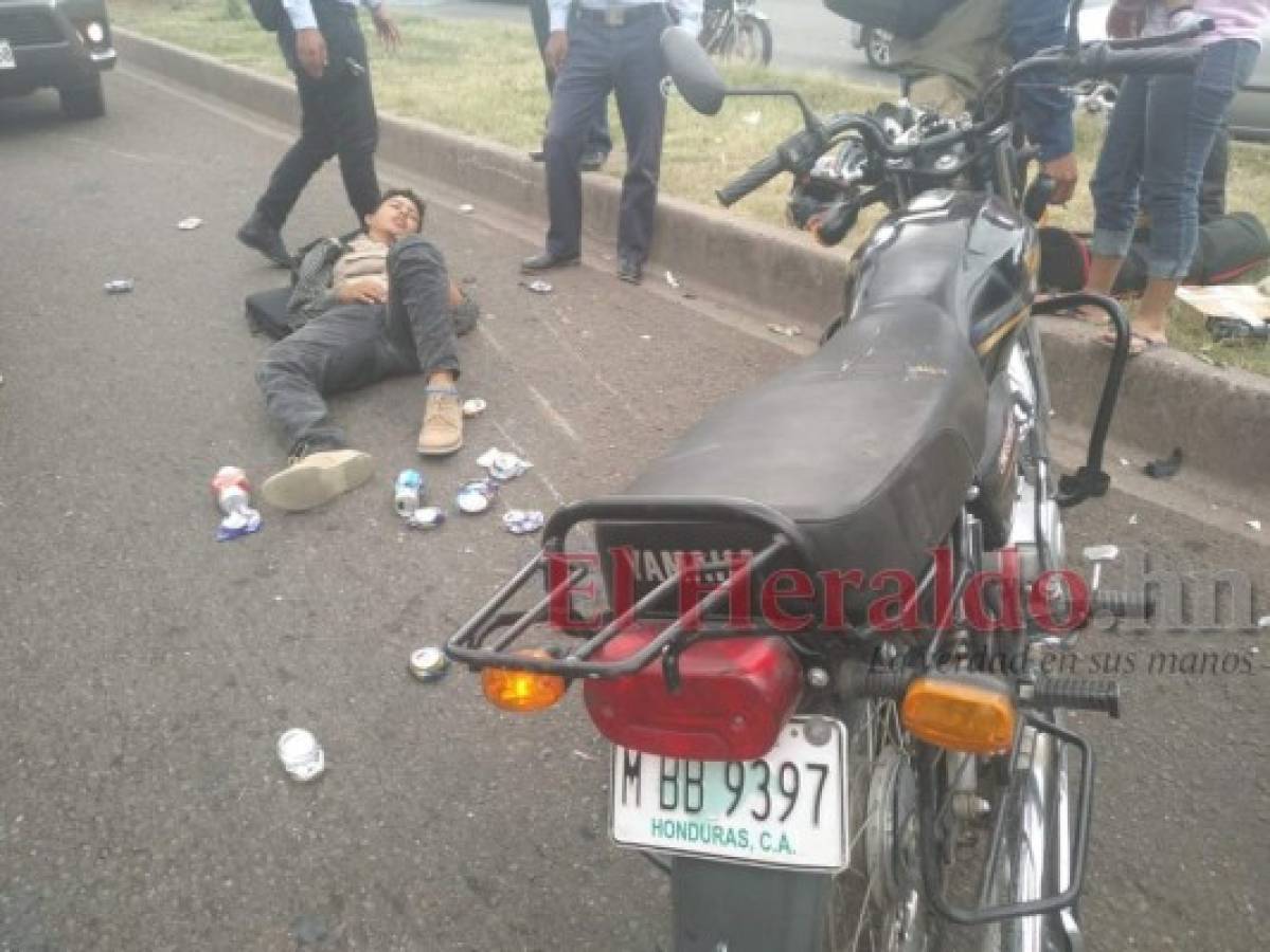 El motociclista también resultó con leves lesiones producto del impacto. Foto Johnny Magallanes| EL HERALDO