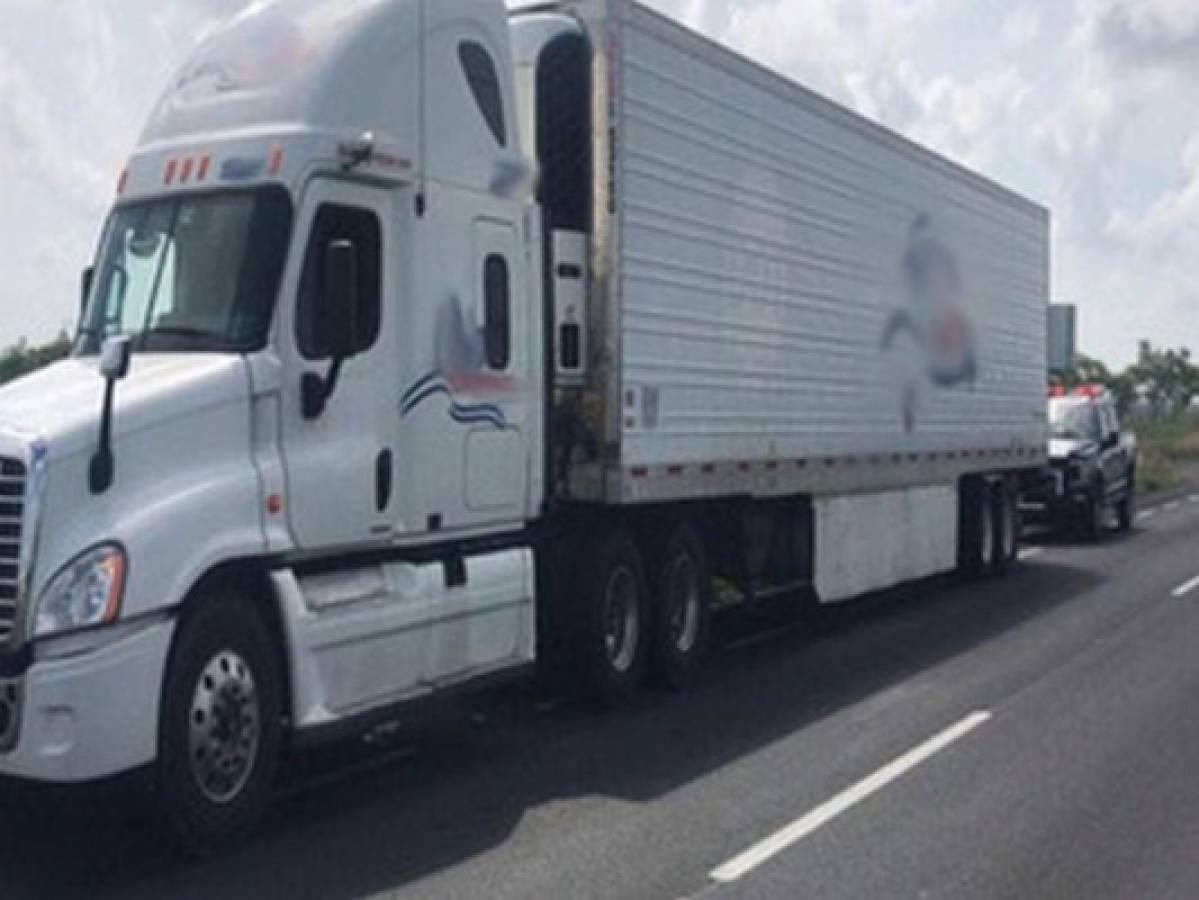 Rescatan a 45 hondureños que viajaban ocultos entre cajas de verduras dentro de camión en Veracruz