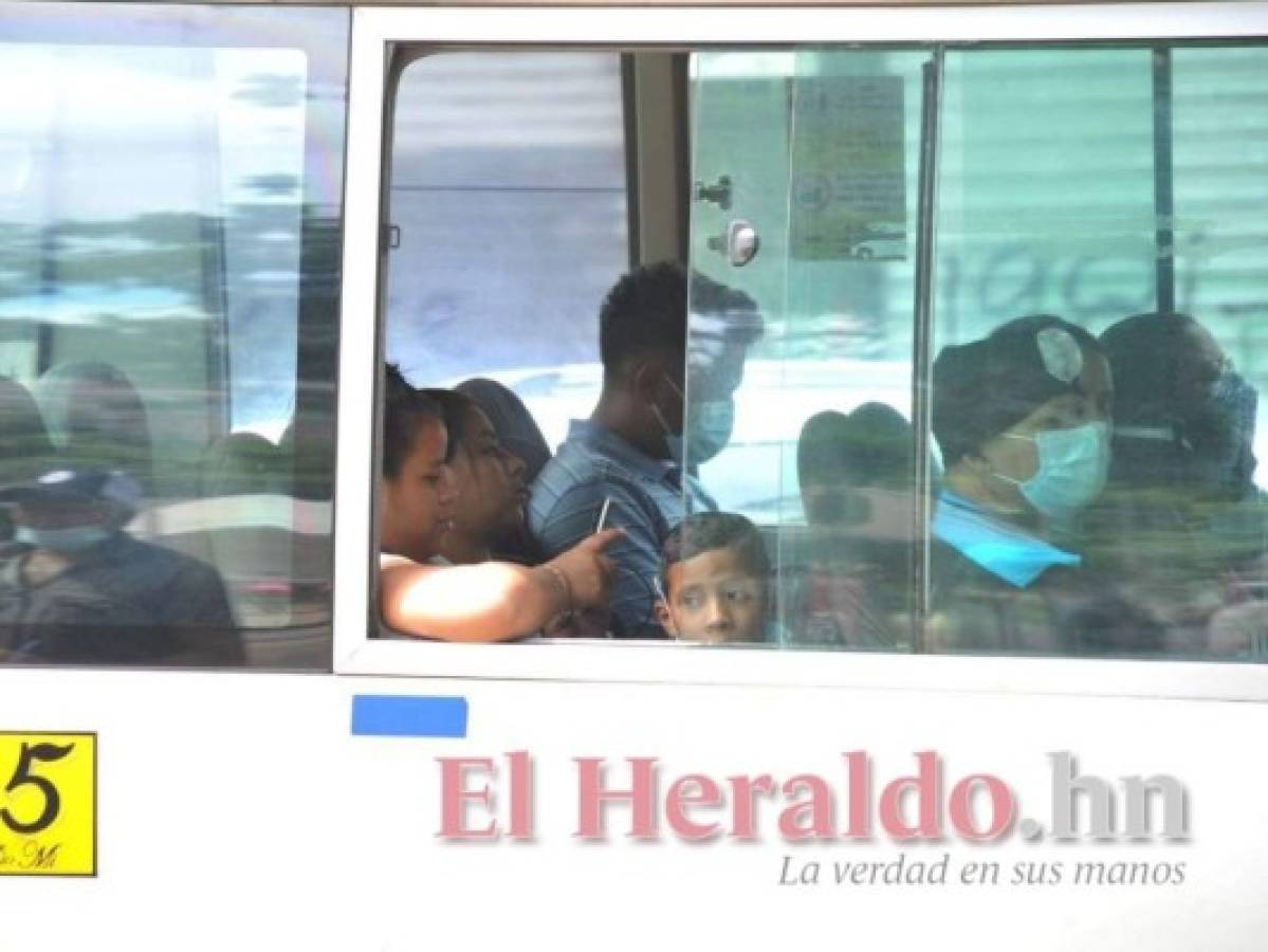 Aunque permitir que los pasajeros irrespeten la bioseguridad puede generar multas, no todos los conductores les llaman la atención. Foto: El Heraldo