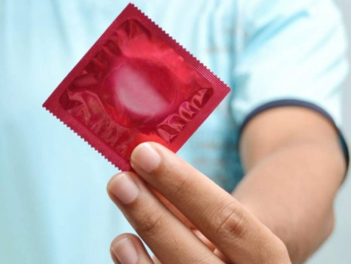 Hombre despilfarra su dinero al comprar un condón por 600 euros