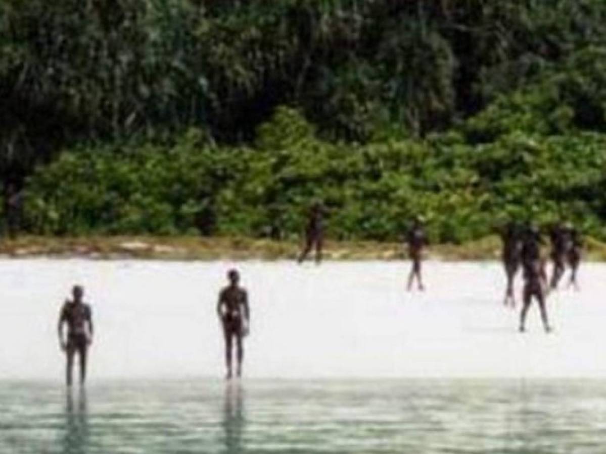 Estadounidense muere a flechazos en territorio tribal en isla india