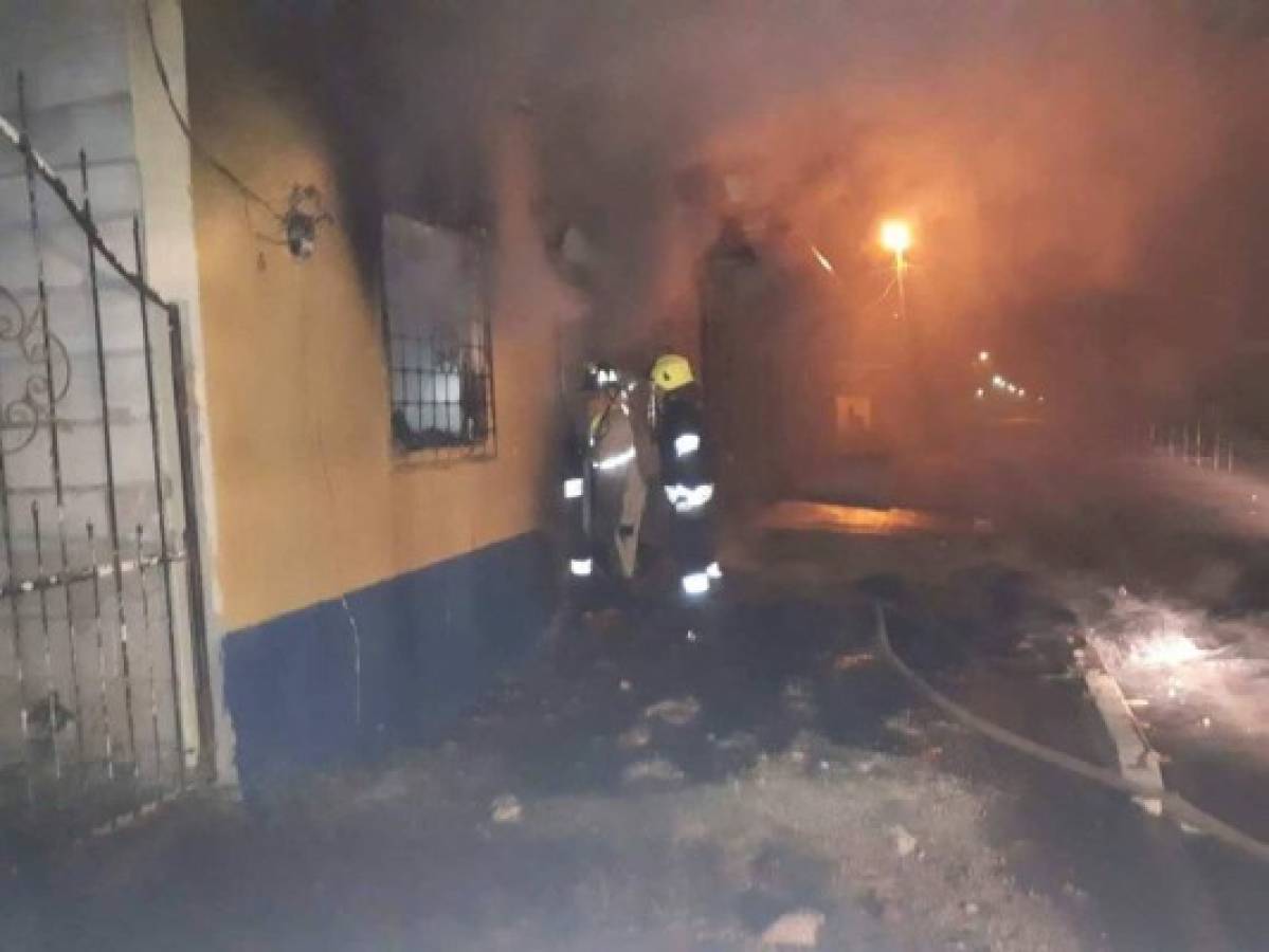 Pobladores de Macuelizo queman posta policial por muerte de un joven