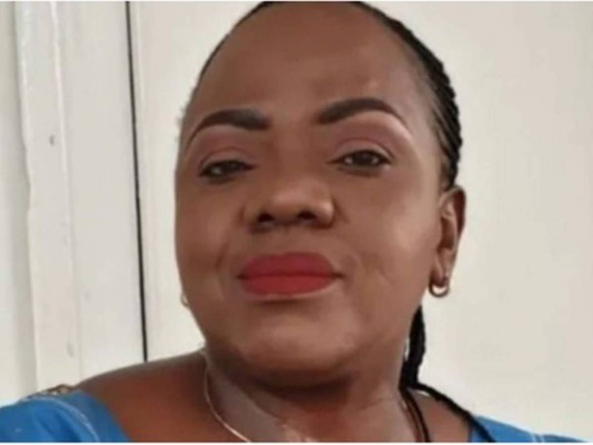 Empleada británica muere por coronavirus después de que le escupieran