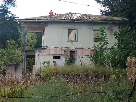 La vivienda está siendo demolida por sus propietarios. En la imagen se ven trabajadores destruyendo el techo. Foto: Marcel Osorto/EL HERALDO.