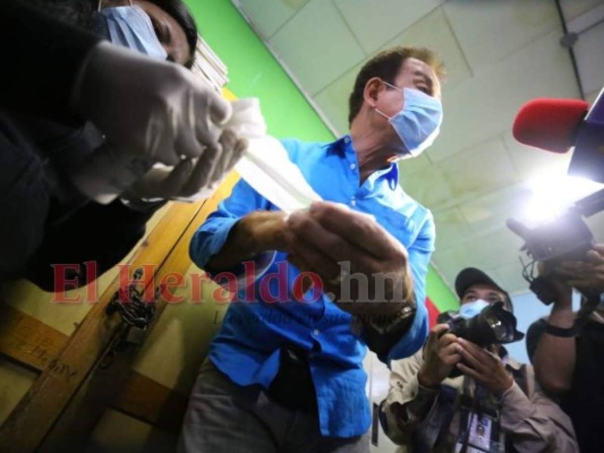 Junto a su esposa Iroshka Elvir, Salvador Nasralla acude a votar en la capital (FOTOS)