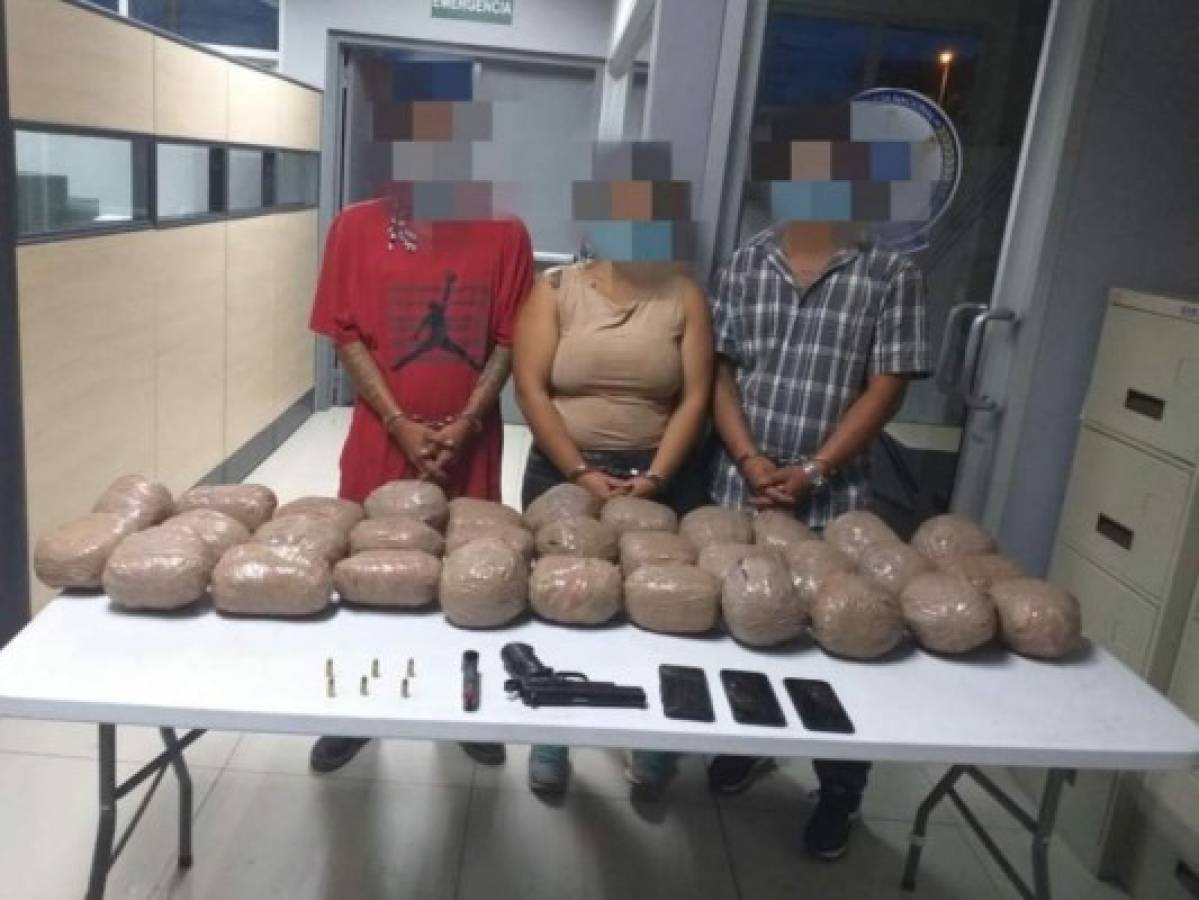 Capturan a tres personas que transportaban 32 paquetes de droga en Comayagua