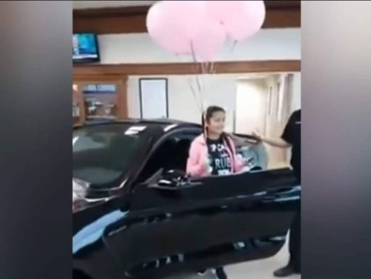 Rubí en el momento de recibir las llaves de su nuevo carro.