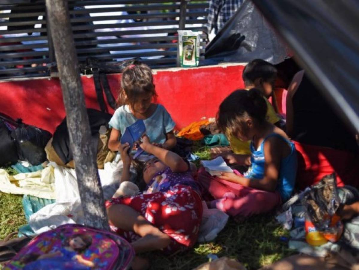 En medio de los peligros, niños de caravana de hondureños juegan a que ya están en Estados Unidos