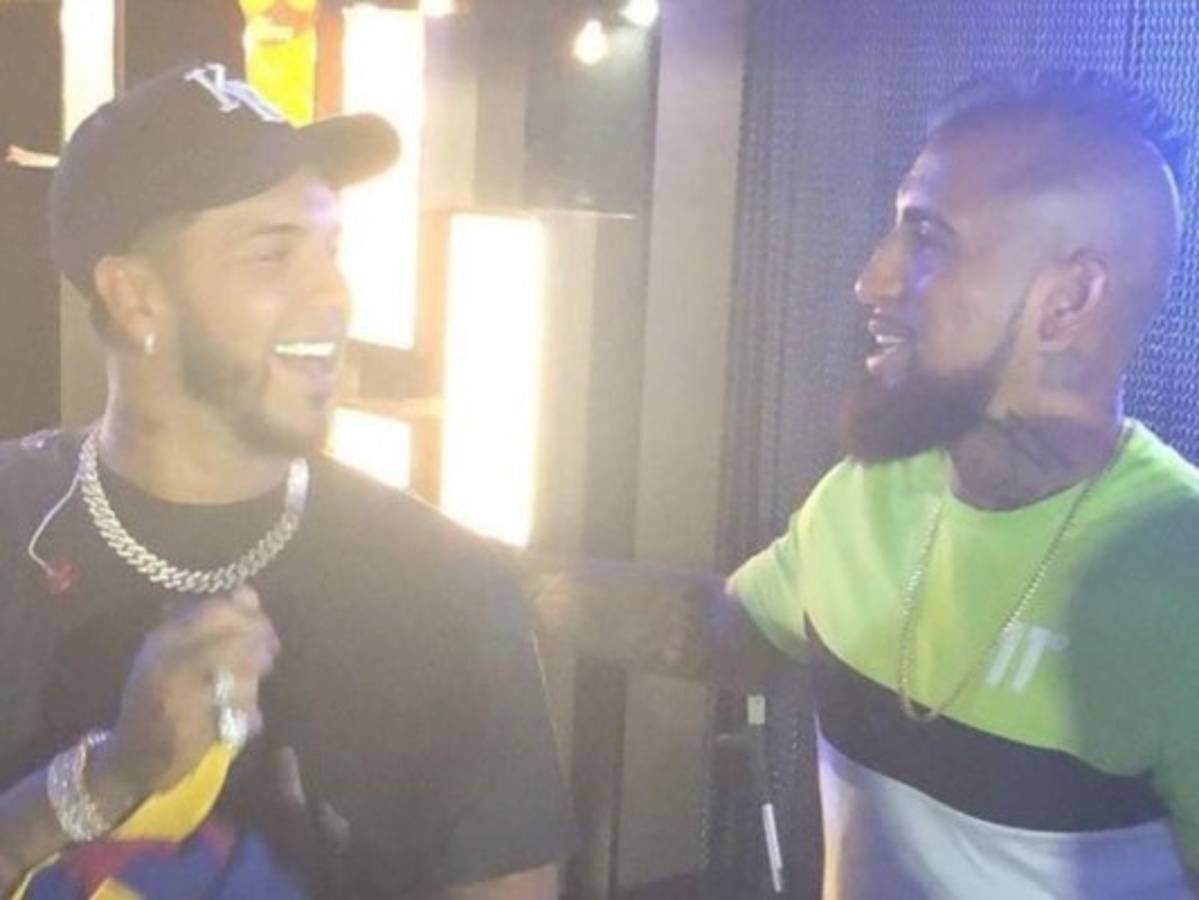 Arturo Vidal evidencia su fanatismo por Anuel AA y Karol G