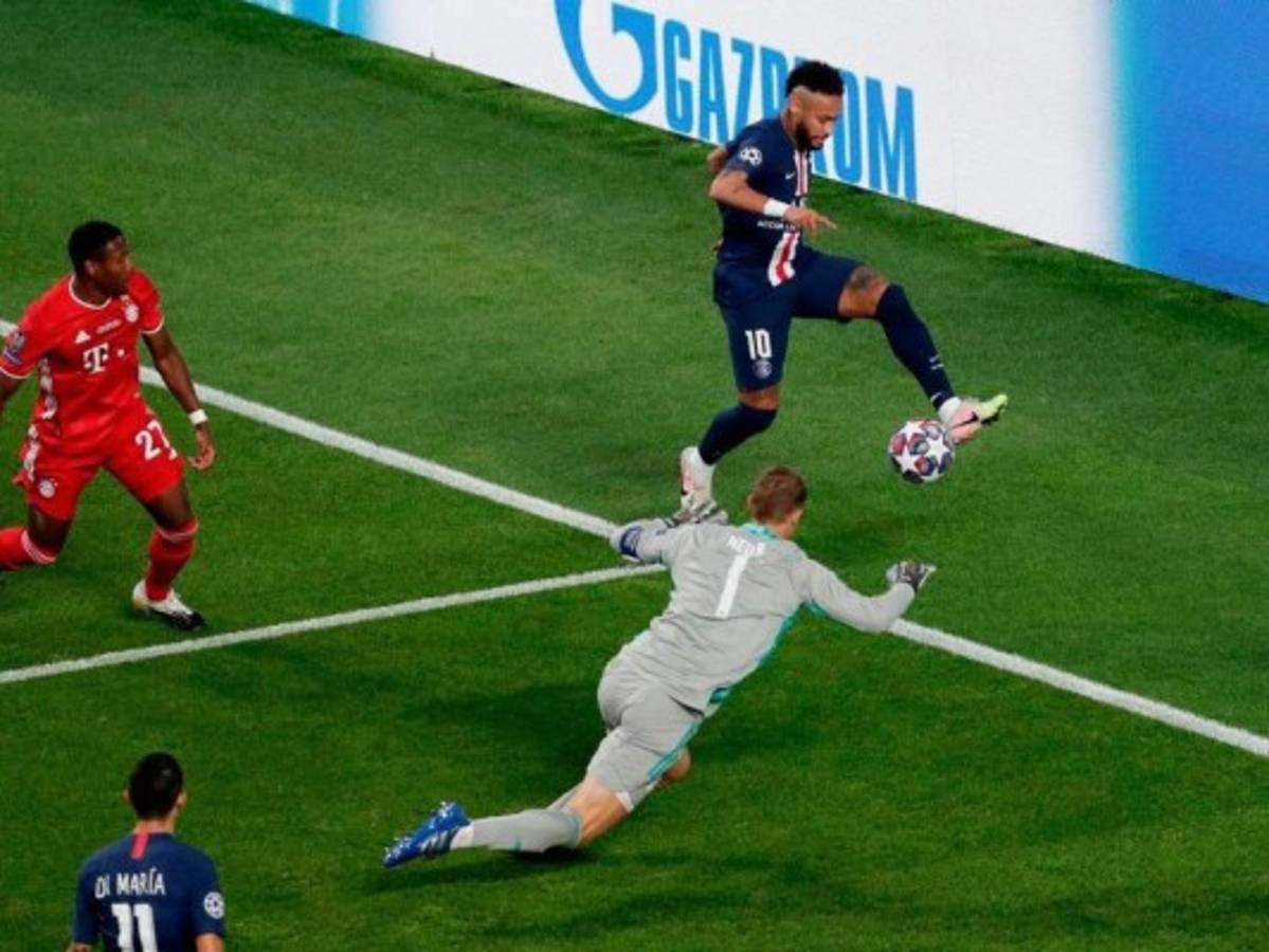 La gran doble atajada de Neuer a Neymar