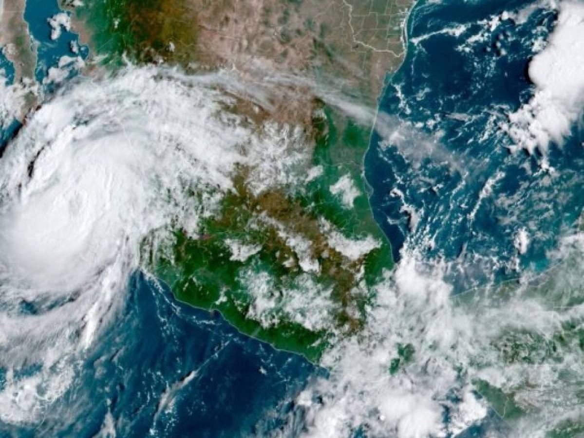 El Servicio Meteorológico de México estima que ojo de Olaf impactará el viernes en la noche  