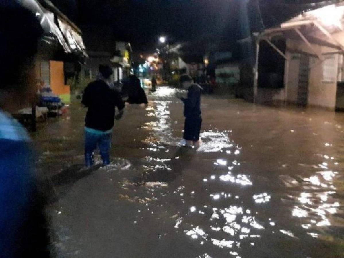 En Marcala, La Paz, se reportaron severas inundaciones.