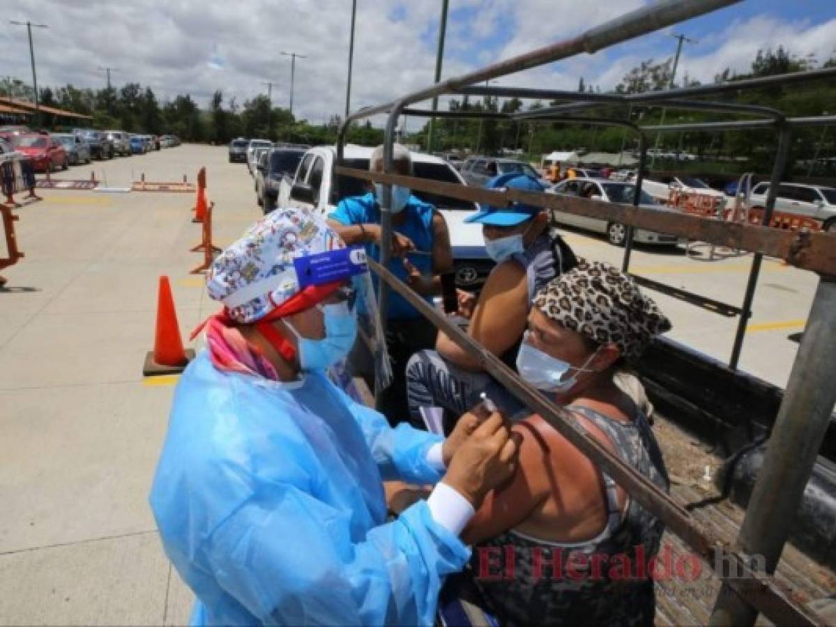 Hasta 10 horas de espera para vacunarse contra el covid en la capital