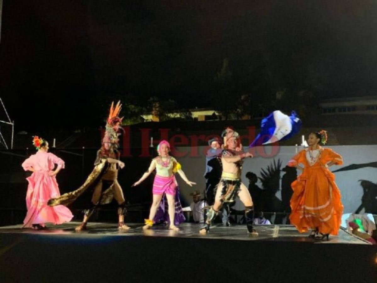 Grupos folclóricos sobre el escenario, previo a la presentación del tenor. (Fotos: Gustavo Banegas / EL HERALDO)