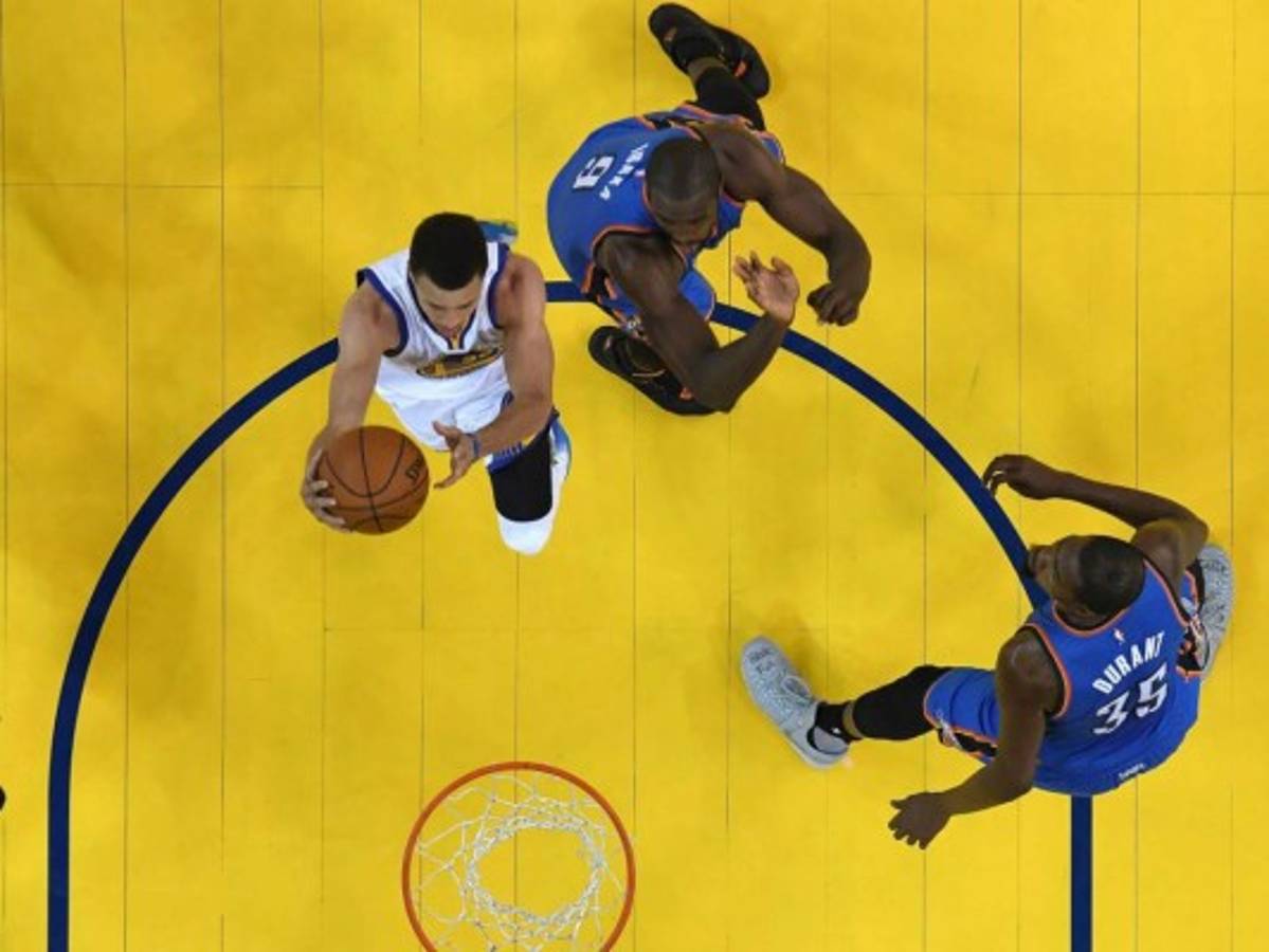 Acción del juego entre los Warriors de Golden State y los Thunders de Oklahoma