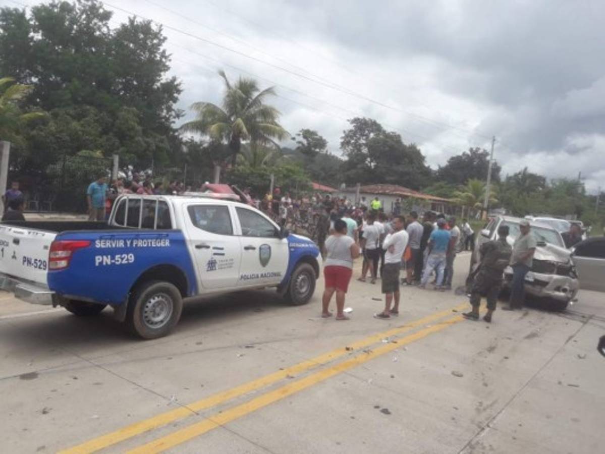 Colisión entre dos vehículos acaba con la vida de tres personas en Olancho