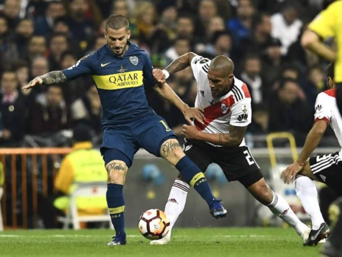 Darío Benedetto ante Jonatan Maidana en el River vs Boca por la final de la Copa Libertadores de América en el Santiago Bernabéu. (AFP)