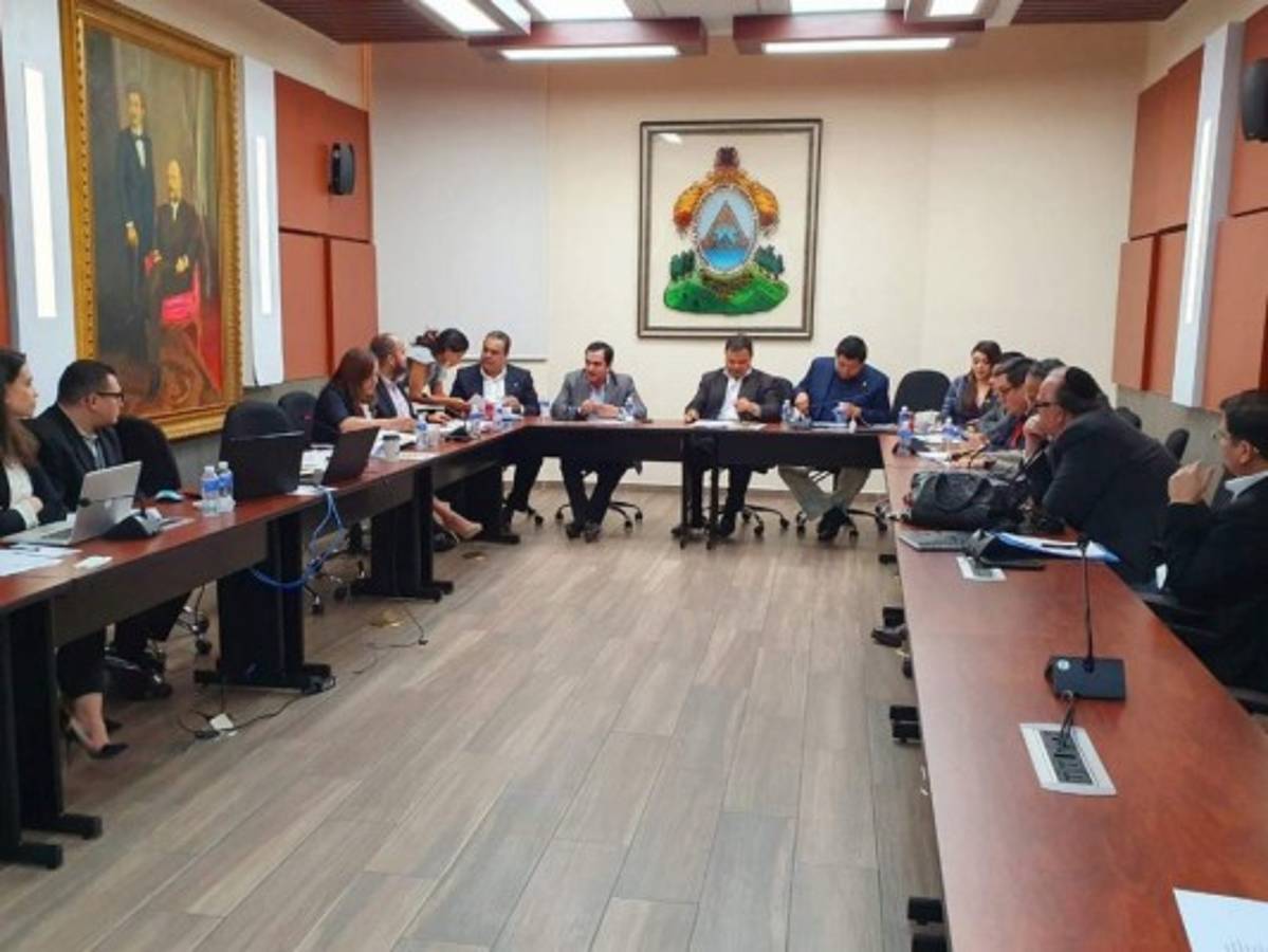 Solo 45 aspirantes a entes electorales irán a la etapa de las audiencias