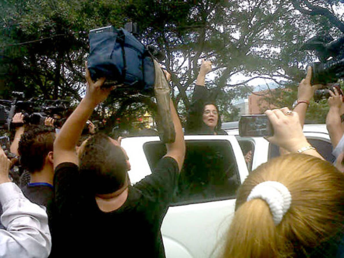 Enfurecidos sindicalistas expulsan a Julieta Castellanos del hospital Escuela