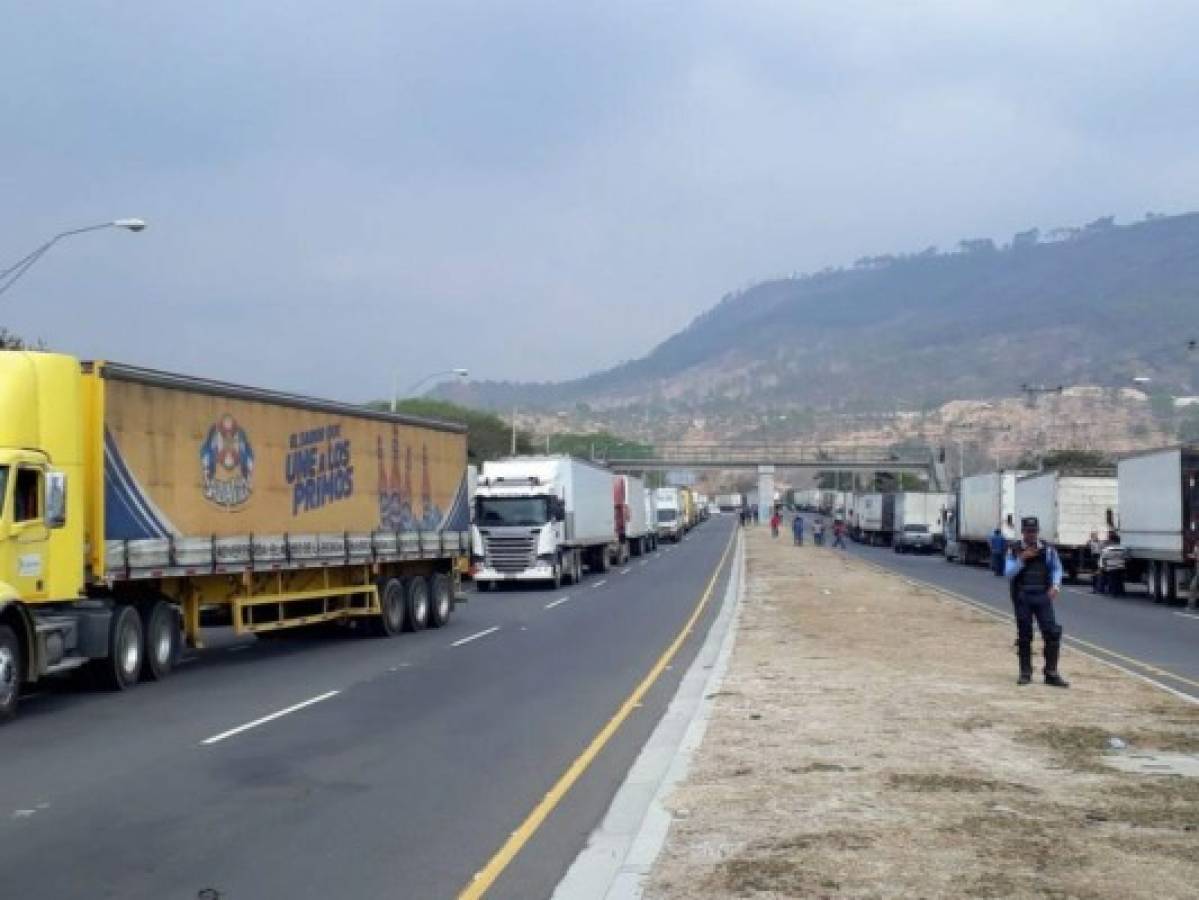 Bajo resguardo policial transportistas desalojan casetas de peaje en Comayagua