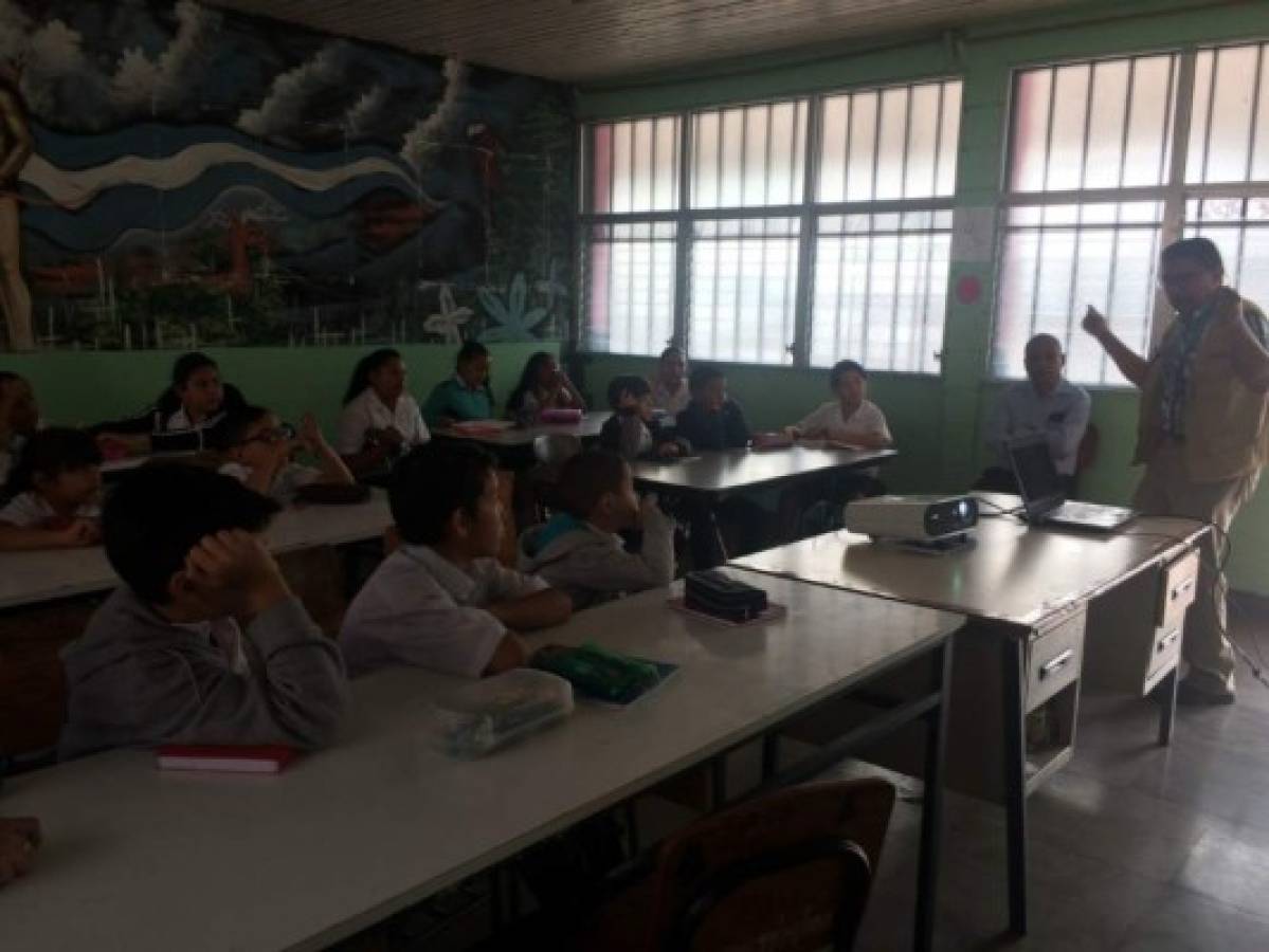 Estudiantes de la Escuela Paquita Guerrero son instruidos sobre gestión de riesgos