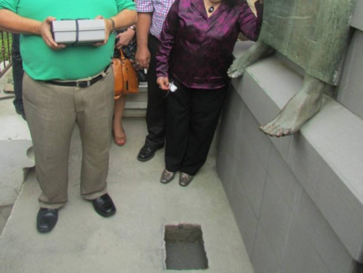 Las cenizas fueron depositadas bajo el monumento a la madre que Mario Zamora talló.