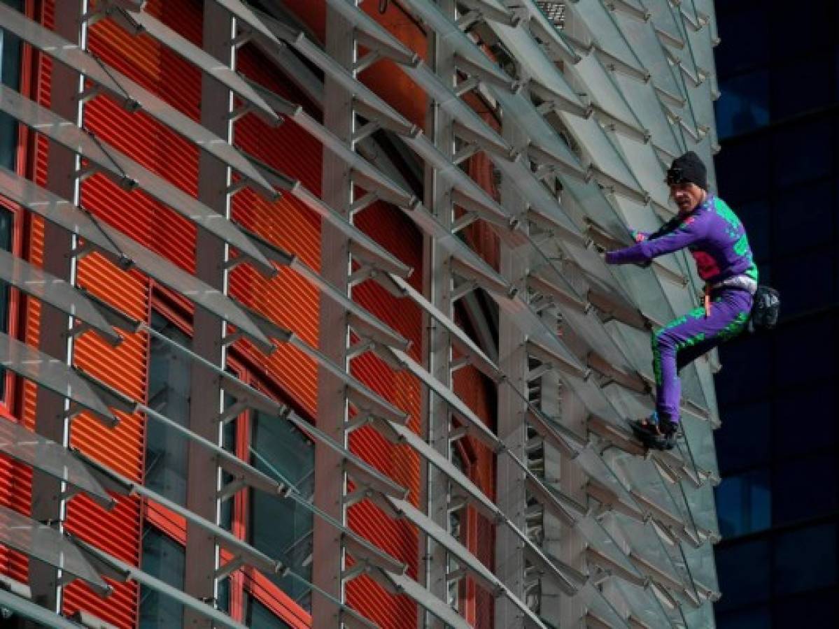 El 'Spiderman' francés trepa una torre de Barcelona contra el pánico por el COVID-19