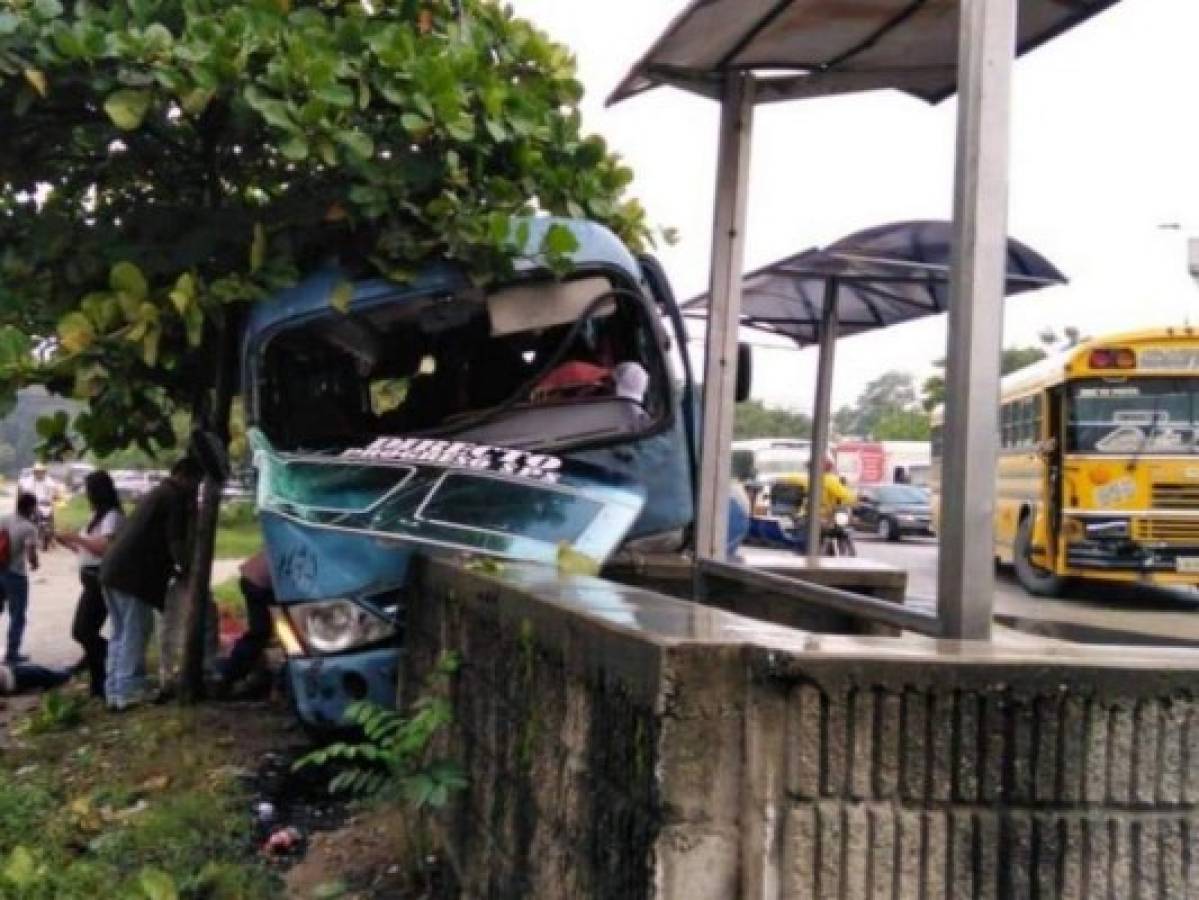Bus rapidito atropella y mata a peatón tras colisionar contra estación