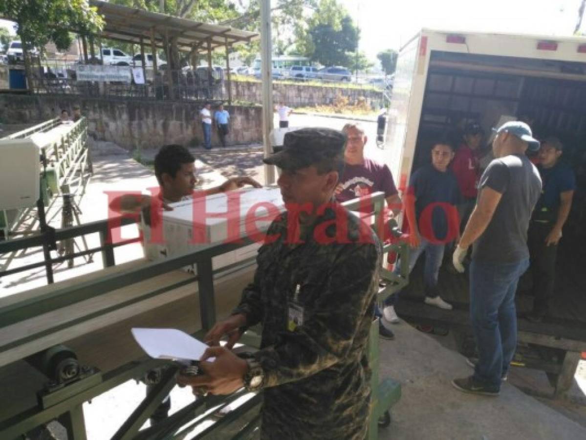 Tribunal Supremo Electoral comienza a cargar camiones con maletas electorales para ser llevadas a toda Honduras