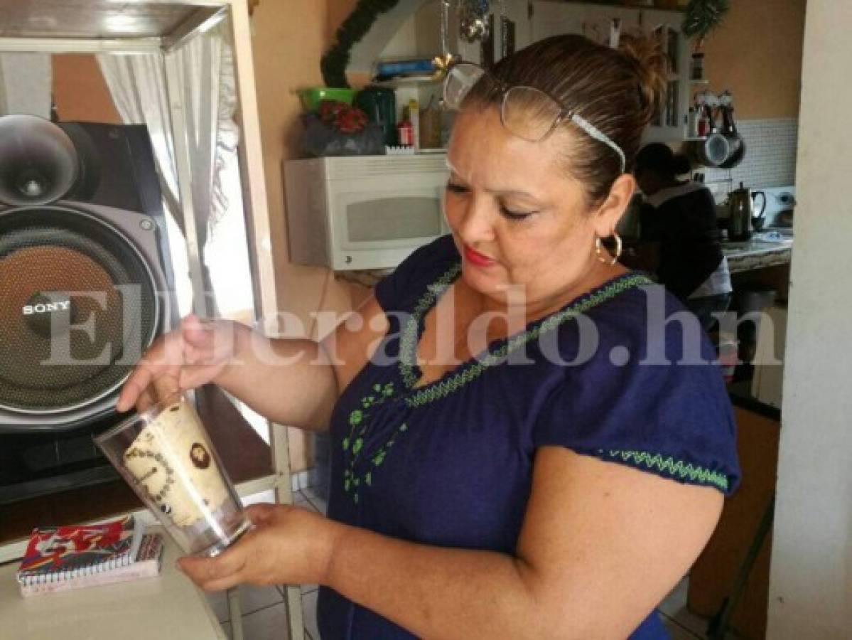 Iris Suyapa Castellanos muestra orgullosa la tortilla con el rostro de Jesús, que protege en un recipiente de vidrio. Foto EL HERALDO
